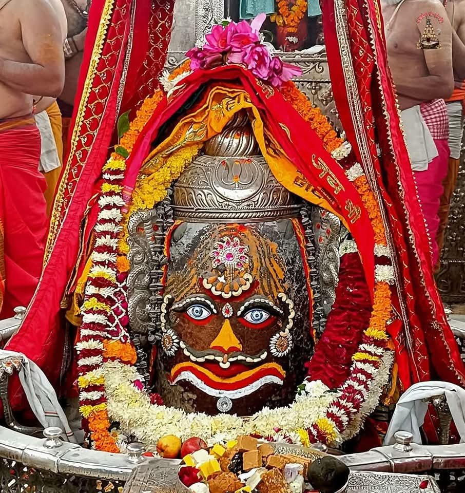 🔔 जय श्री महाकालेश्वराय नमः! 🔔
🔥 मृत्युंजय, कालों के काल, संहार और करुणा के अधिपति को नमन! 🔥

🕉️ त्र्यंबकं यजामहे सुगंधिं पुष्टिवर्धनम्।
उर्वारुकमिव बन्धनान् मृत्योर्मुक्षीय मामृतात्॥

🙏 यह महामृत्युंजय मंत्र जीवन की हर आपदा से रक्षा करता है, रोगों और भय से मुक्ति दिलाता है।