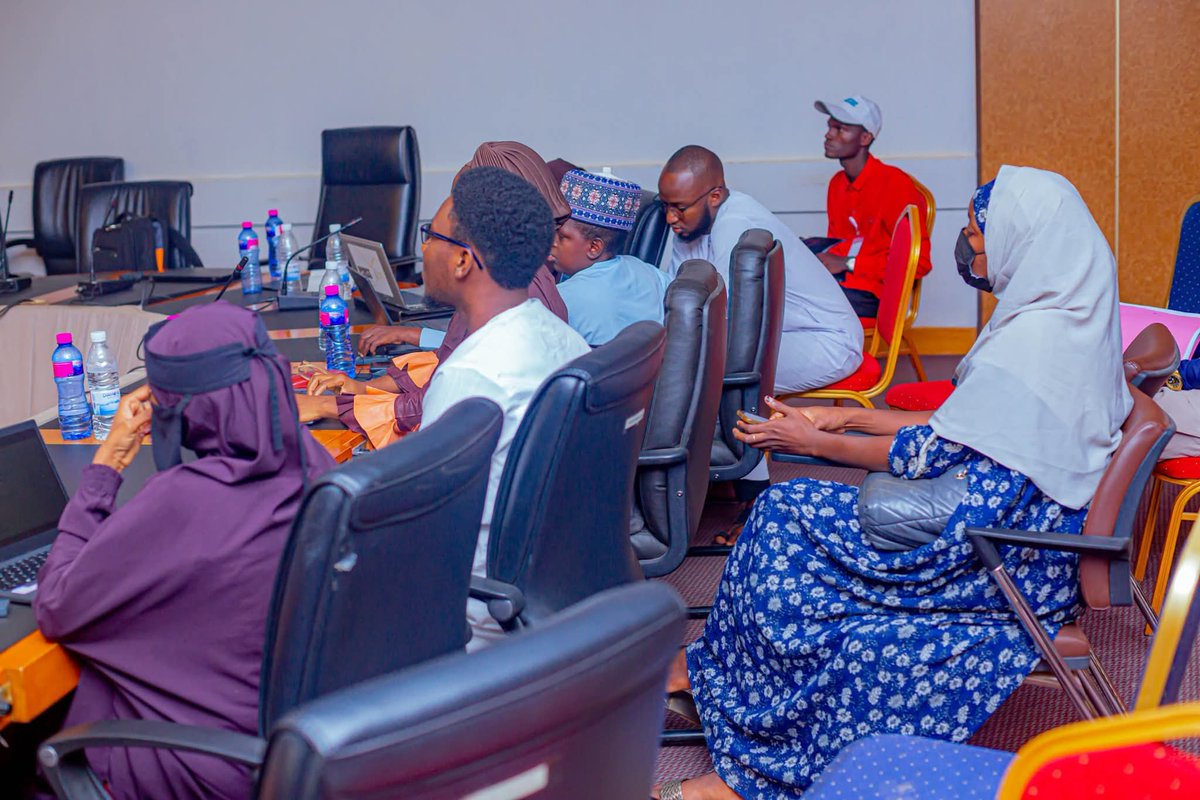 Spotlight – #Day2 | <a href="/AfricaCERT/">AfricaCERT</a> Niamey 2025 🇳🇪

Journée intense autour des défis concrets de la cybersécurité en Afrique 
🔹 Réunion AfricaCERT : expériences, stratégies &amp; financement 
🔹 Formations : CERT, SOC, threat hunting, forensic 
🔹 Focus Fintech 

#CyberResilience
