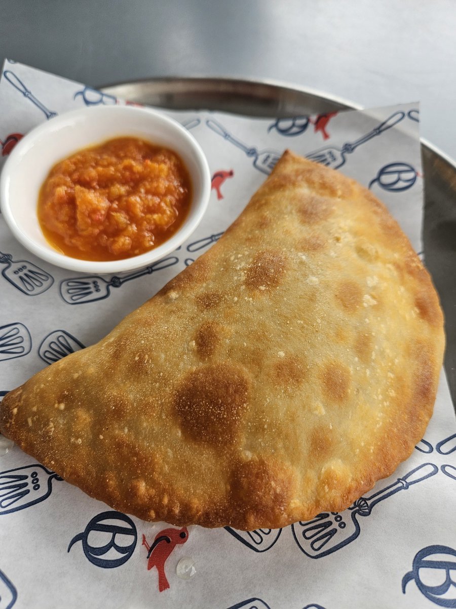 Сложно в это поверить, но я ем чебурек с домашней аджикой. Восхитительный! Вкусно, как в детстве