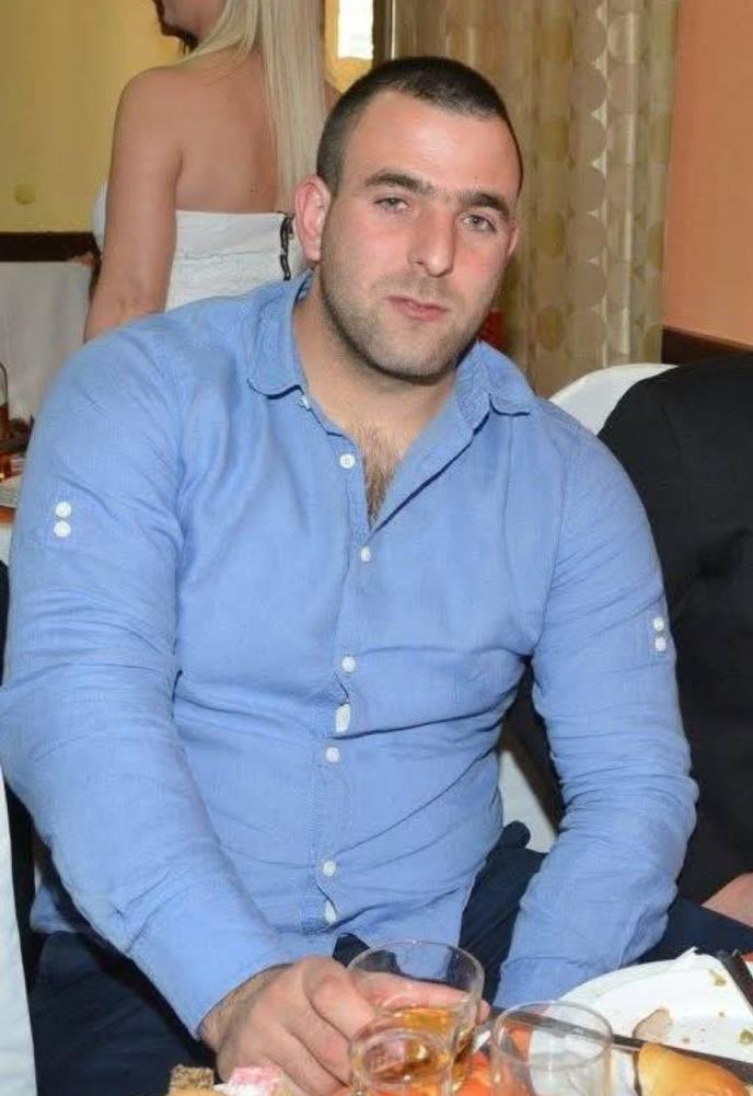Delite sliku Živka Delibašića koji je napravio dete devojci od 14 godina i potom ga ubio puškom. 

Da njegova i sramota onih koji su mu davali čitulje bude večna.