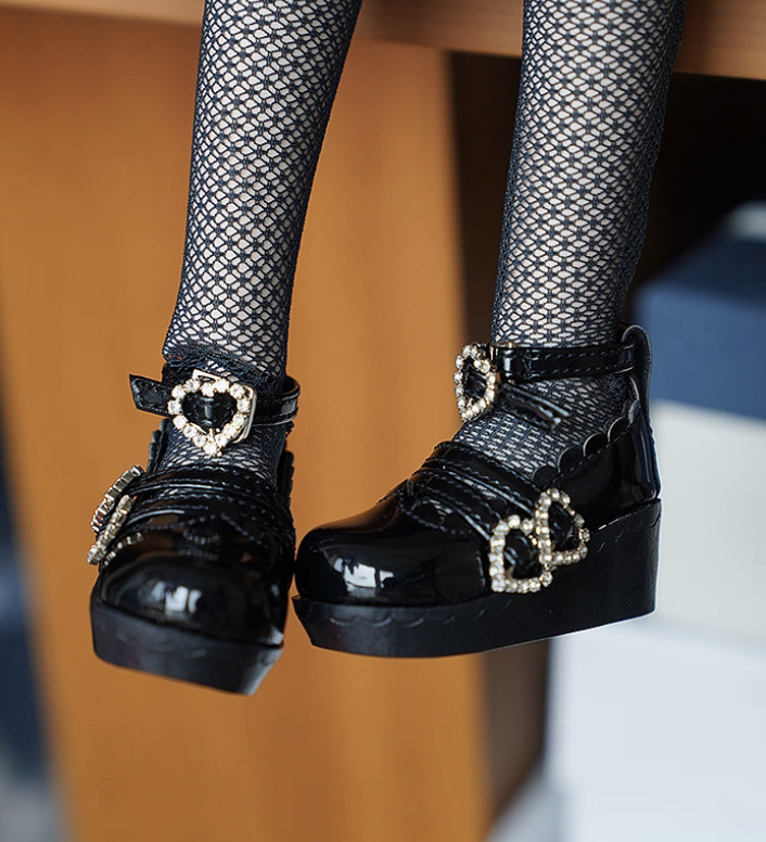 DOLKSTATION's tweet image. 【入荷情報】
DOLK SELECTより、
ドール用シューズ『ハートラインストーンパンプス』のご紹介です!
➡️dolk.jp/portal/itemLis…
ゴシックやモードな装いにぴったりの個性派シューズが登場🖤
ハートのラインストーンと厚底、エナメル風素材が印象的✨
30cm/40cm級の2サイズをご用意しております♪