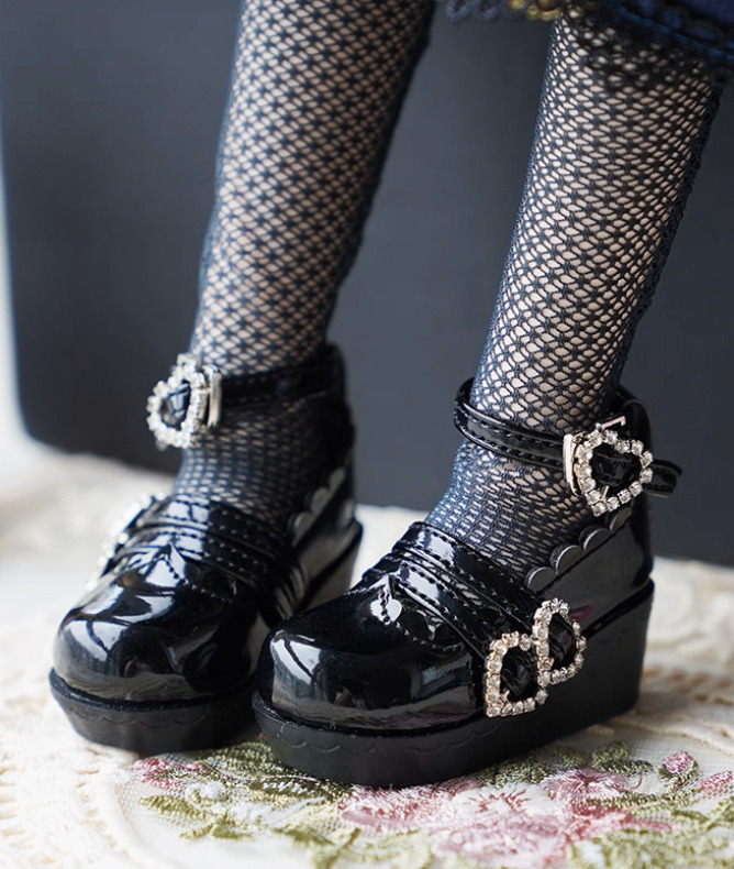 DOLKSTATION's tweet image. 【入荷情報】
DOLK SELECTより、
ドール用シューズ『ハートラインストーンパンプス』のご紹介です!
➡️dolk.jp/portal/itemLis…
ゴシックやモードな装いにぴったりの個性派シューズが登場🖤
ハートのラインストーンと厚底、エナメル風素材が印象的✨
30cm/40cm級の2サイズをご用意しております♪