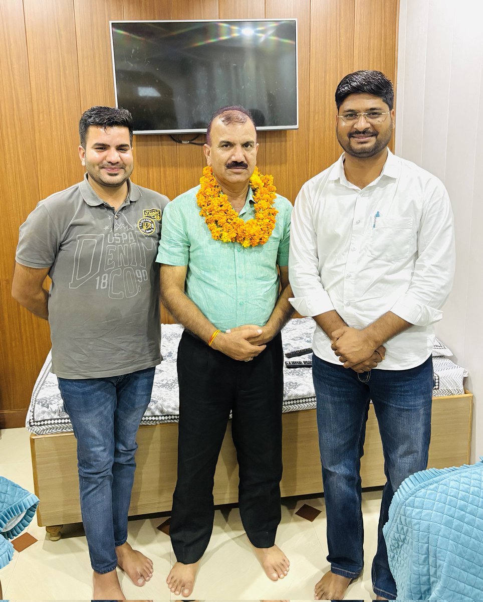 AsifChuru0029's tweet image. परिवार के सदस्य जनाब मोहम्मद रफीक खान S/o थानेदार मुमताज खा जी दिलावरखानी चूरू को ASI से सब इंस्पेक्टर (राज.पुलिस)के पद पर प्रमोशन होने पर आज उनके निवास स्थान पहुँचकर बधाई व शुभकामनाएं प्रेषित की।
#मेरा_चूरू_मेरा_परिवार #churu #चूरू