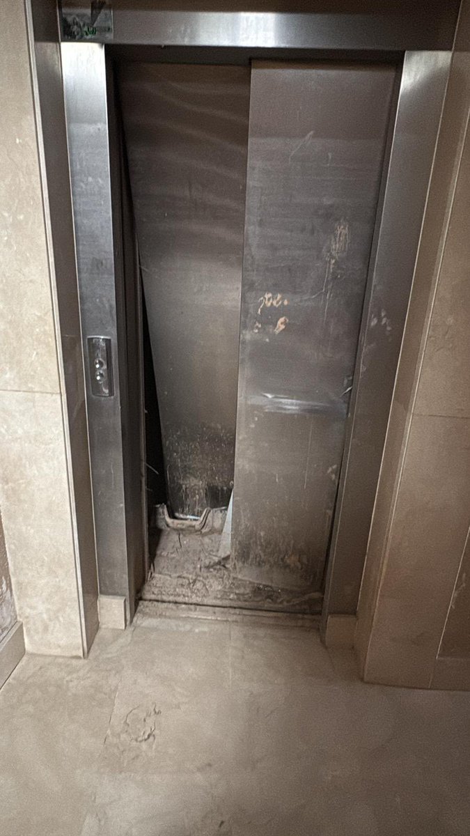 beatrizjimenezj's tweet image. Dimarts farà 9 mesos de la DANA i l’ascensor del meu edifici està així.
No seria tan greu si al veïnat no hi haguera una persona amb mobilitat reduïda.
L’abandonament al que @GVAivass i @SusanaCamarero han sotmés a les persones afectades per la DANA deuria ser delicte.