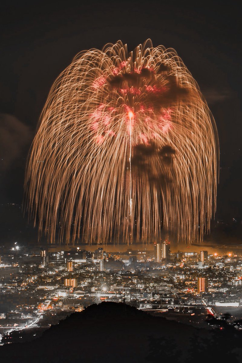 mpmb7's tweet image. 夜空を埋め尽くす巨大な花火