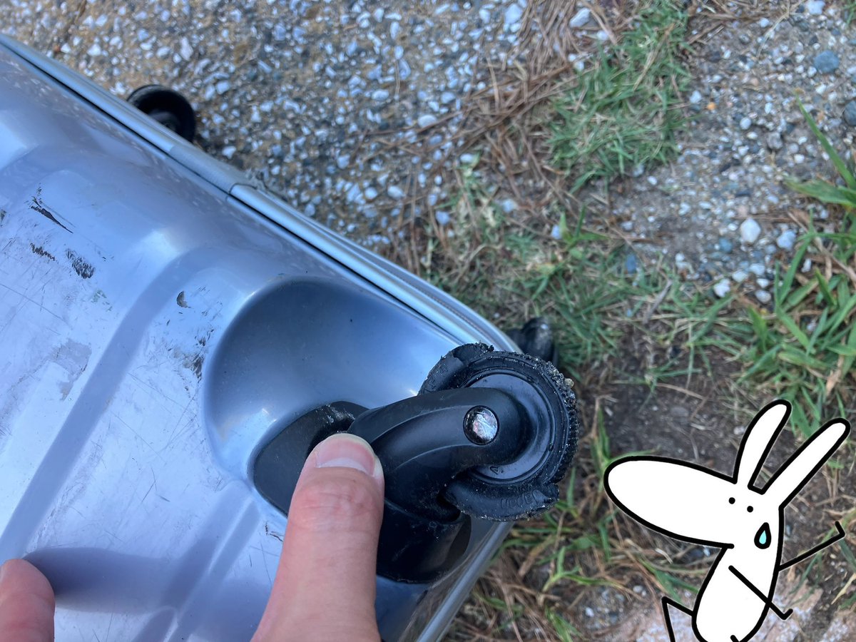 oDra0's tweet image. キャリーケース音がおかしいなーって、車に到着後確認したらタイヤがほぼ無しΣ( ̄。 ̄ノ)ノ
車に乗せる為に持ち上げようとしたら取っ手とれてΣ(゚д゚lll)
14〜15年以上を共にしたので耐久年数的に当たり前なのですが、車に運ぶまで耐えてくれて凄い。
長年色々な所に連れて行ってくれてありがとう🙏