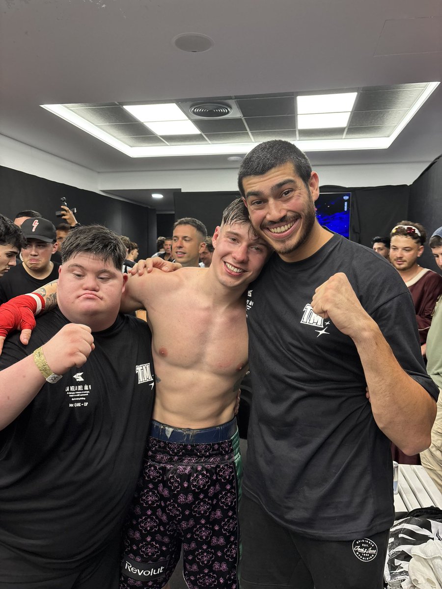 DALE CAMPEÓN!!!!! 🇦🇷🥊

Increíble experiencia en #LaVeladadelañoV , he tenido la suerte de volver a participar y encima en el rincón de un auténtico fenómeno como Tomás Mazza

De verdad creo que tendría que haberse llevado la victoria, pero eso es lo de menos.

Ha sido increíble!