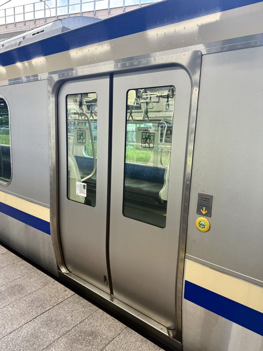 REMCAT18's tweet image. あ、この関東外縁部を走るJRが装備してるボタンで開く扉σ(・∀・)σ!
降りるとき知らずに慌てたら後ろの地元アンちゃんが押してくれて「あ、ありがとうございますっ!」って言ったら「いいって事よ」って照れトゥンクするやつ(σ・ˇ∀・)σ。
(ただしJKに限る。ワイがやったら舌打ち当確w)