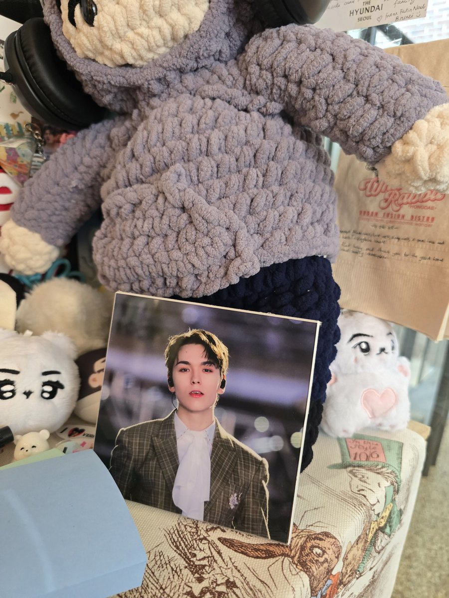HVC_H0218's tweet image. 화이트래빗에 버논이 액자랑 슬로건 키링을 두고왔답니다🥹
방문하시면 볼 수 있어요!