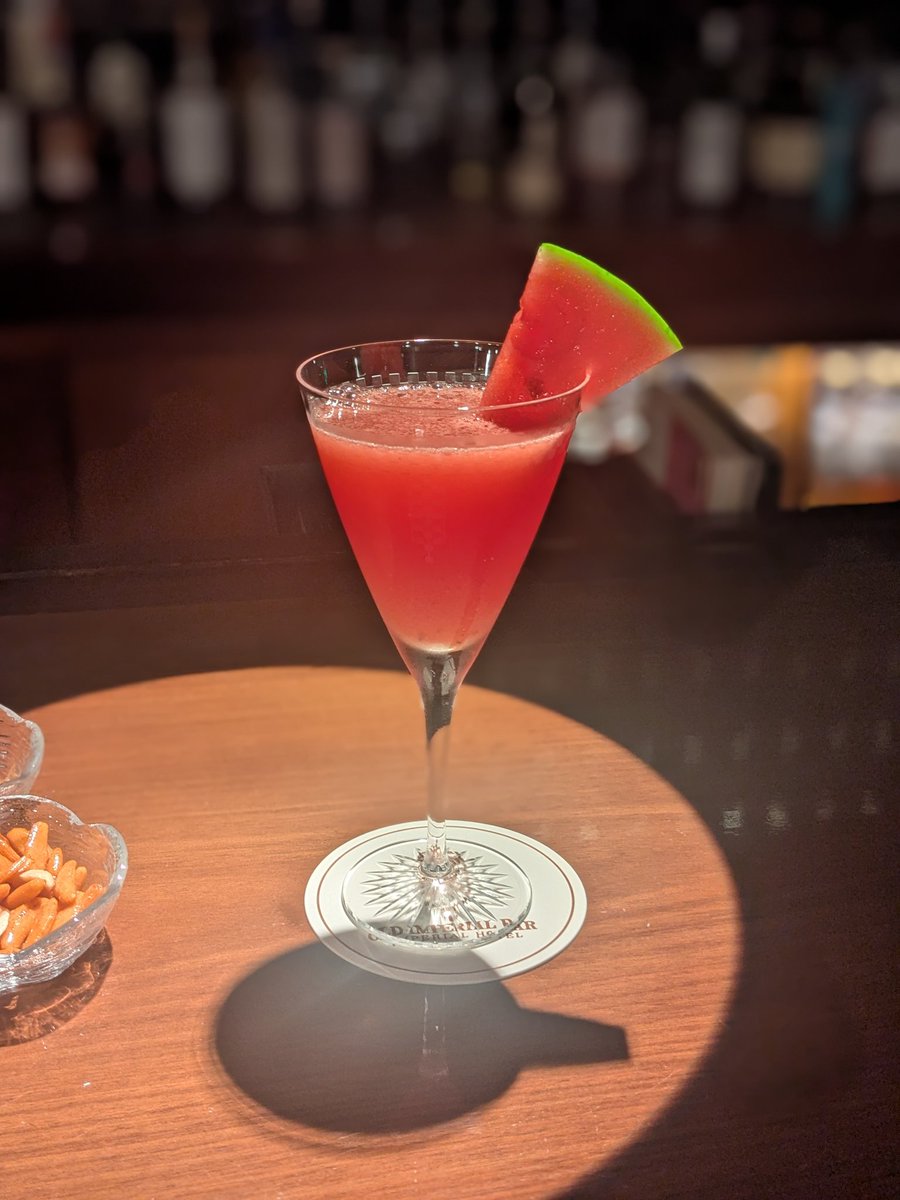 RibbonCream2023's tweet image. 先日、友人と誕生日のお祝いに🍸️✨
普段お酒を飲まない2人が
初めてのバーへ。ドギマギ。
平日のお昼ということもあり
とても落ち着いた素敵な空間でした✨
ちょうど他のお客様がいらっしゃらなかったので、思い出に1枚📸
大人のスイカ味でした🍉✨