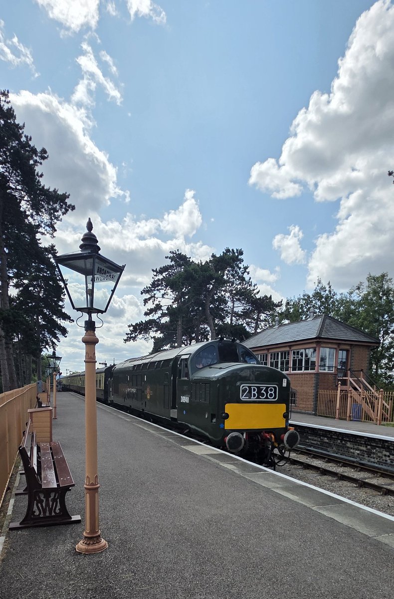 Tarka_Man's tweet image. Class 37 working 2B38 arrives at Broadway 26 July 2025