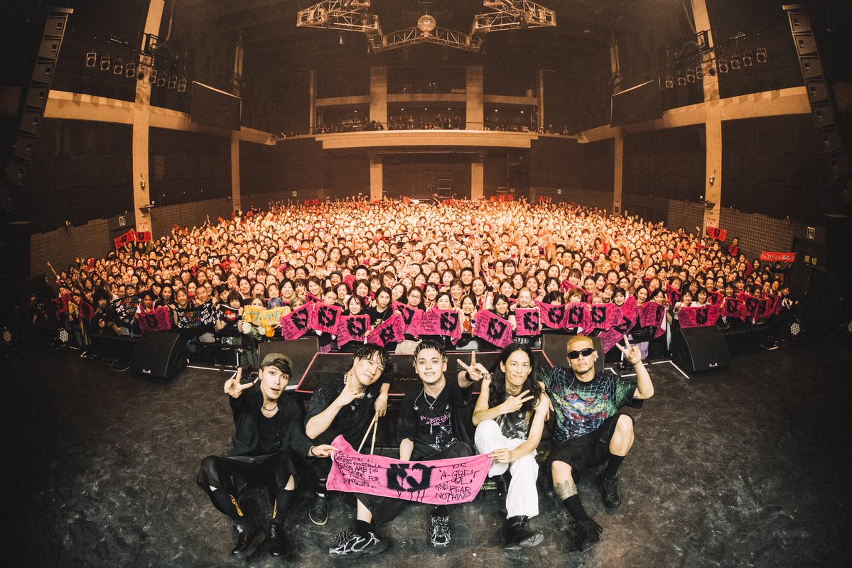 昼公演！ありがとう！！！
テンション上がって跳ね上げ過ぎたwww
バカみたいに声枯れておるwww

ナーバスになったら負け！！ケアは最善を尽くしつつ、夜公演もガンガンいくし、OUTERと一緒にやばいの作るぜ。

夜公演に来る子達へ！🫂🔥