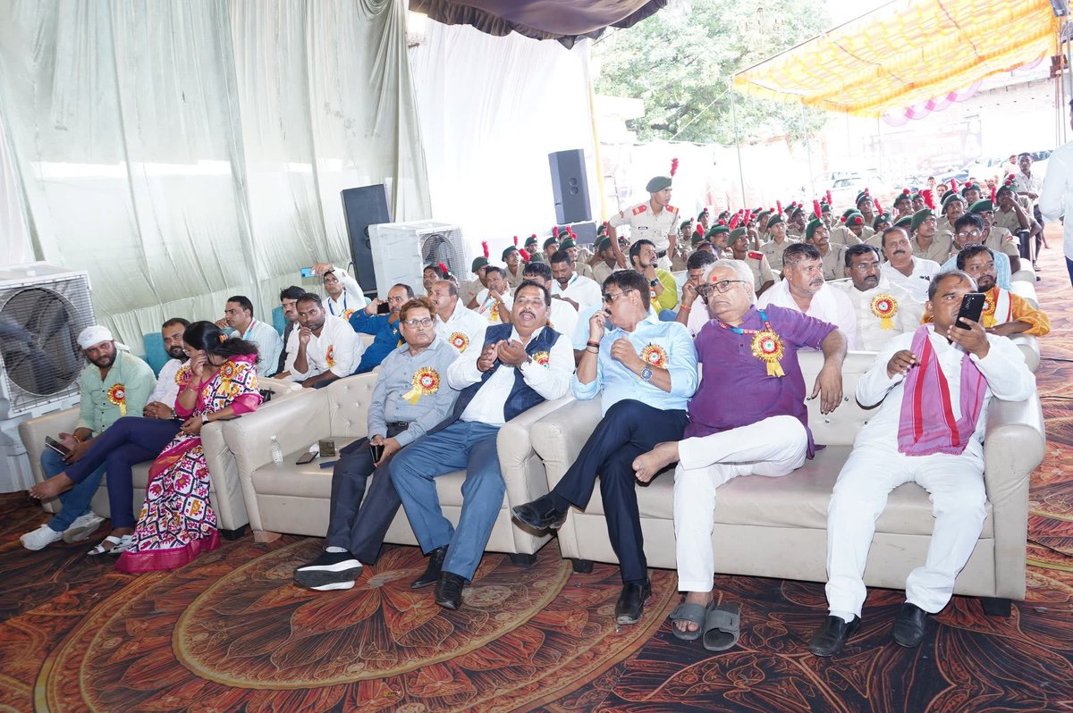 आज जनपद गोरखपुर के सहजनवाँ में "अदालत राजनीति का " कार्यक्रम में पहुँचे।
#drsanjaykumarnishad #nishadparty #nishadraj