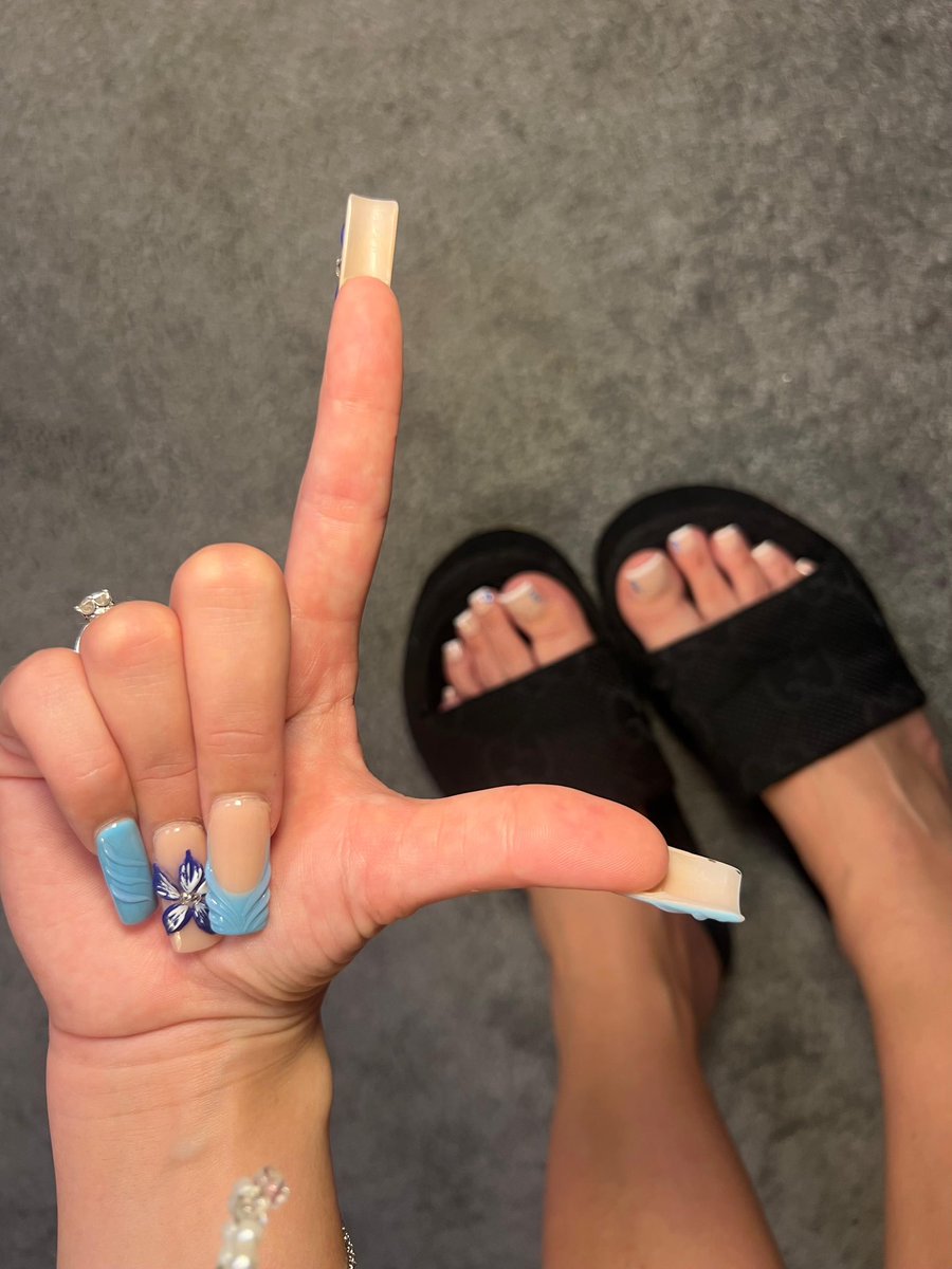 Guten Morgen Loservolk! 🤭
Dein Frühstück ist serviert.. auf der Speisekarte stehen dreckige Fuß-Sohlen! 🦶🏻👣
Für die Ehre, meine Füße sauber lecken zu dürfen übernimmst du meinen Matcha! 🍵 
(10€ Tipfunder oder Throne) 🫰🏼