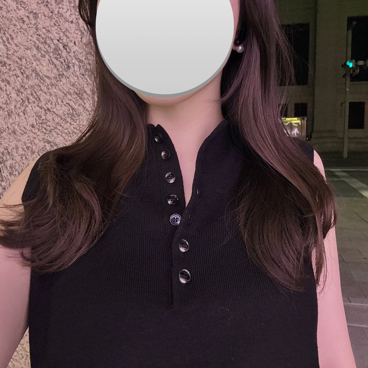 _imc_reong's tweet image. H&Mでノースリーブポロに一目惚れして購入。ボタンが多いのがとても可愛い🖤ボトムスによってレディにもカッコよくも着られる。