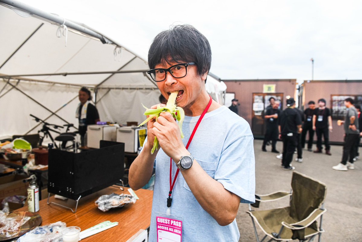 masayuki_web's tweet image. フラワーカンパニーズ竹安さんから写真が届きました。昨日出演した霧フェスを楽しまれたのが伝わってきますね。
…なんで僕のアカウントでアップさせるんですか!
📸@k_akn35