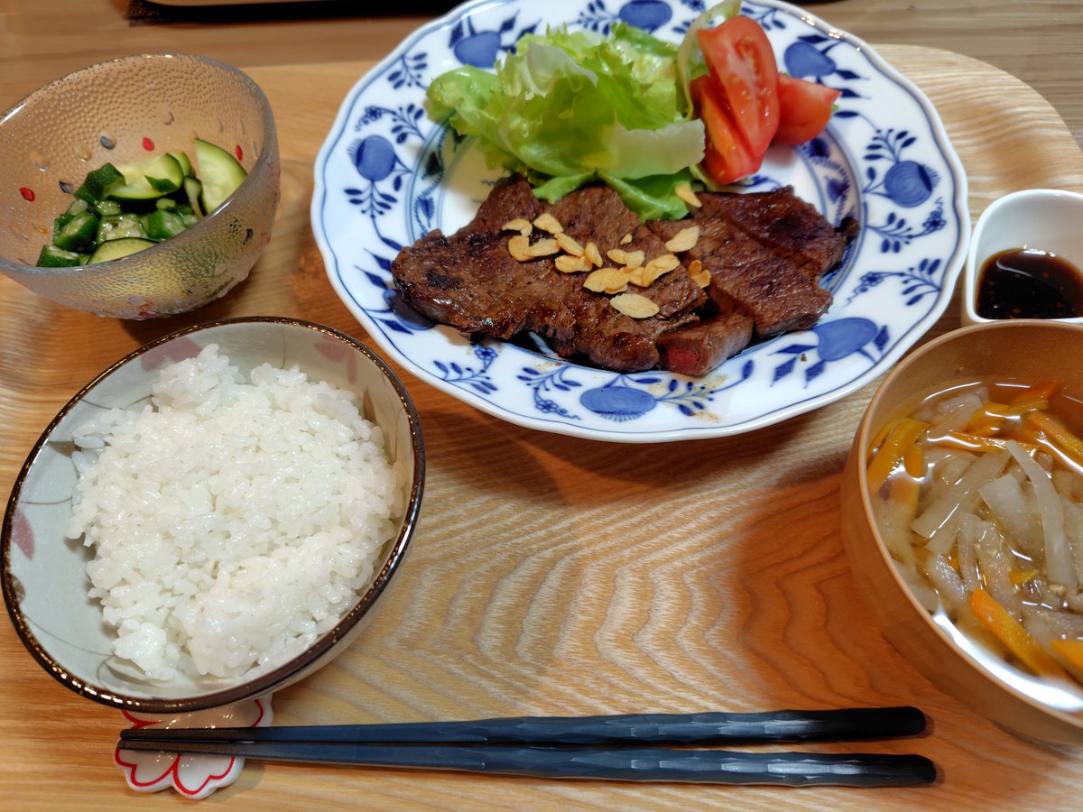 yukiechan555's tweet image. 7月27日(日)の夕食
ステーキをちら見せ
ズッキーニとオクラ和え
具沢山味噌汁
＃おうちごはん