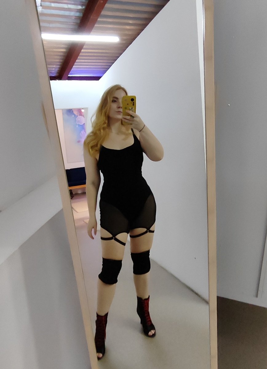 Спочатку я така
- та не видно тих -12,5 кг
А потім бачу себе в цьому дзеркалі 😳