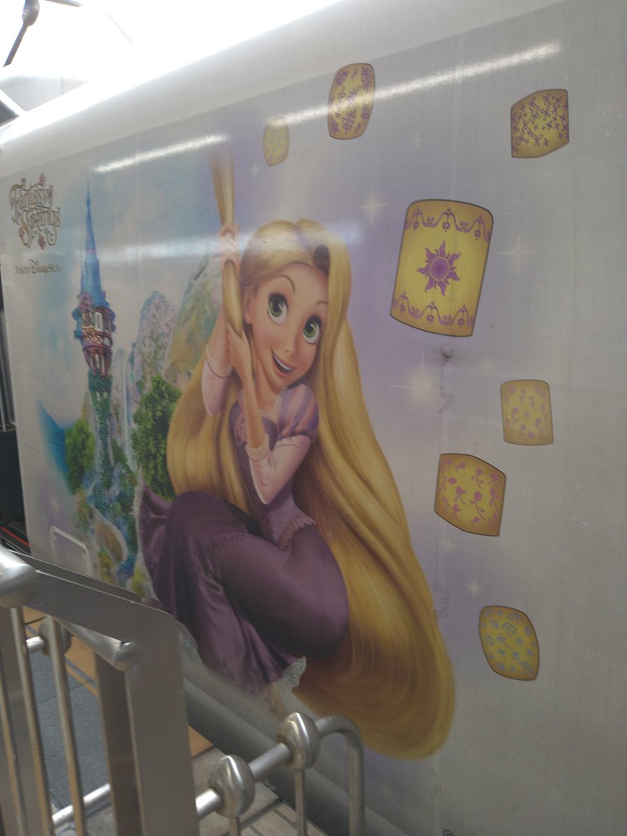 あら✨
なんか特別な新幹線が来た♡
ラッキー🍀