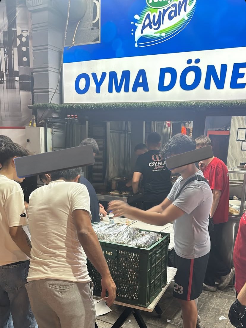 elfimsibiseler's tweet image. Bursa’da yangın bölgesinde personele ve milletimize yardım eden Oyma Döner’i unutmayalım. Yeri Osmangazi’deymiş. Abimizin işletmesine sahip çıkalım ve destekleyelim.