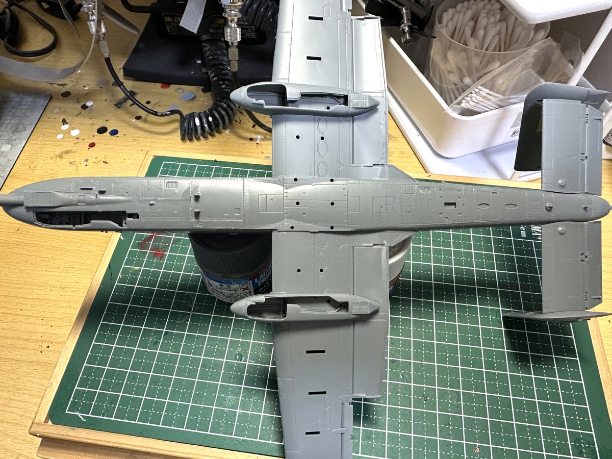 wingback_t's tweet image. さて、相応に苦労したミラージュG8に続いて、超期待の新キット、GWH1/72A-10Cに着手します。期待通りに5時間ほどでヒコーキの形に。胴体は最新キットらしく、上下面にパーティングラインを作らない分割でサンディングが最低限で済む設計。さらにオモリも付属。価格なりの逸品です!