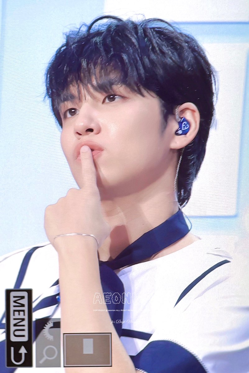 aeonian_PIL's tweet image. 250727 Pier10 #μν #WONPIL #λ°μ΄μμ€ #DAY6 preview