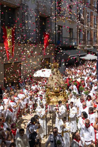 alextoquero's tweet image. Santa Ana. Día grande en #Tudela. Acompañando a la abuela, a nuestra patrona por las calles de su ciudad. #santaana2025 #fiestasdetudela @AytoTudela @UpntudelaNa #Navarra