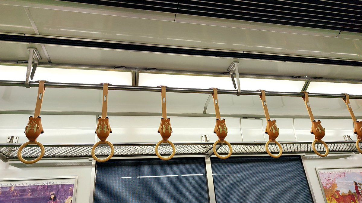 b_foxkonami's tweet image. 何だこの電車
つり革に鹿が吊られてる……