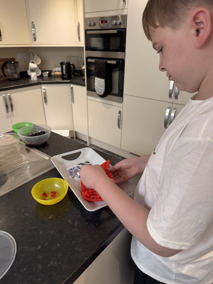 DayWalkerEm1's tweet image. Yesterday I had cake! The kids made jelly sweets and the girls went blackberry picking with Nan .. we had a good day and luckily nice journey on the m25 back .. on the way was bs nearly 4 hours! Ugh but on way home hour and half
