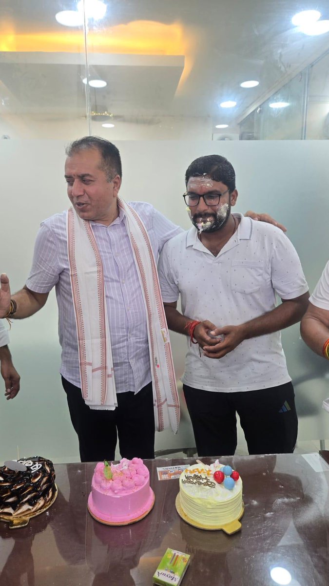 आज सैनिक विहार मंडल में "मन की बात" कार्यक्रम सुनने के पश्चात मण्डल उपाध्यक्ष श्री आकाश चौहान जी, मंडल मंत्री गोपाल गुप्ता जी एवं मंडल मंत्री मनोज गर्ग जी के जन्मदिन के अवसर पर केक खिलाकर जन्मदिन की हार्दिक बधाई एवं शुभकामनाएं दी l