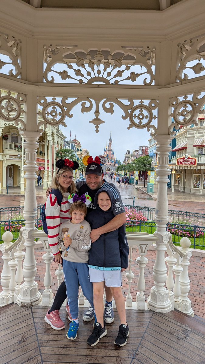 Sunday greetings from Disney. This place is just magic!