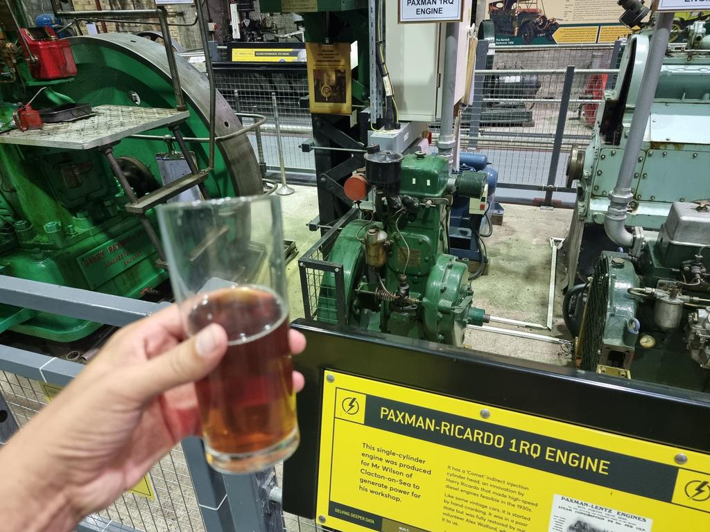 RoadworkUK's tweet image. Raising a glass to Mr Wilson of Clacton-On-Sea for his fine choice of workshop motoristion.