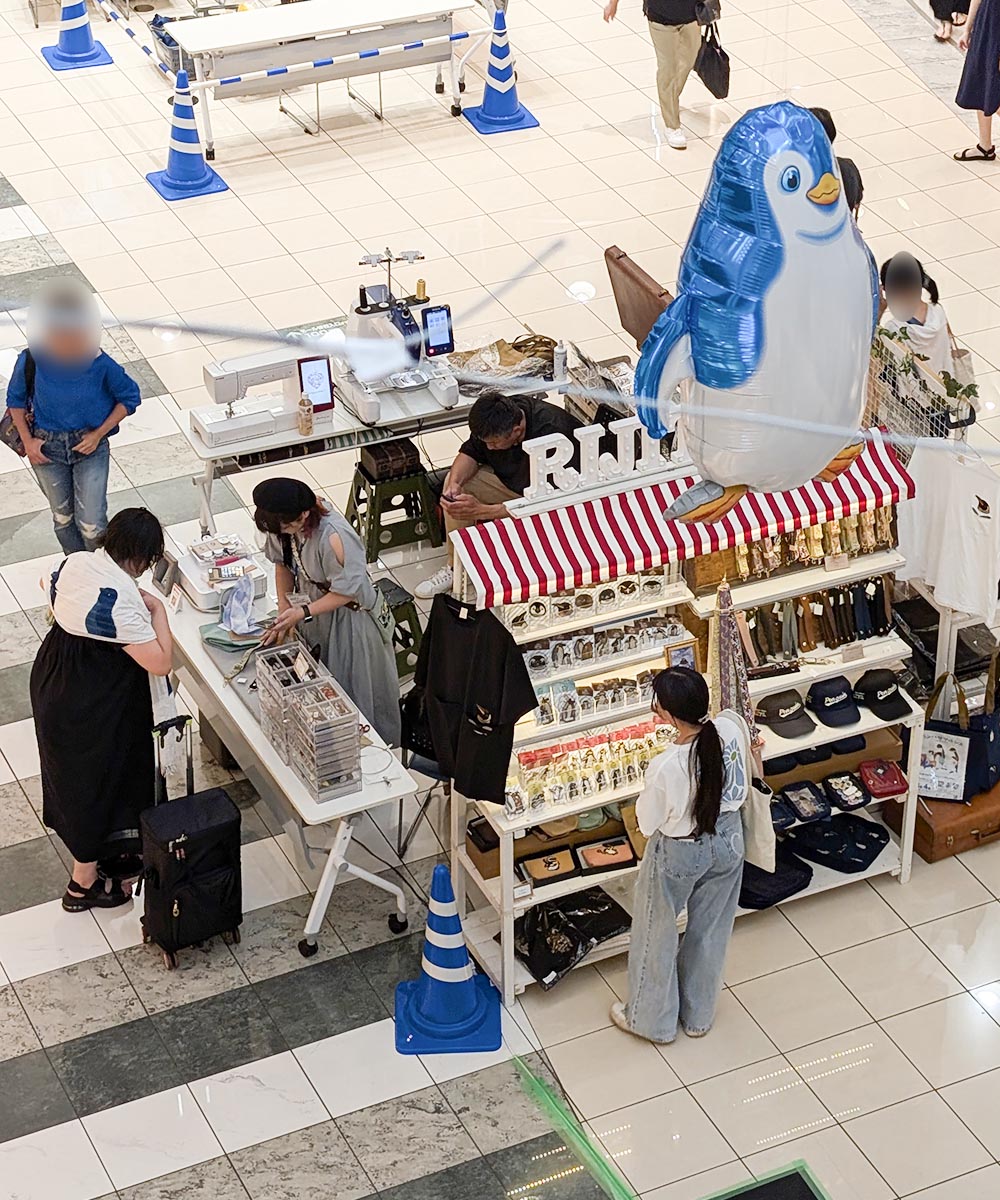 penguin_bazaar's tweet image. 昨年のペンバザマルシェ、アトリエリジッタさんブースの様子。お好きなワッペンをお選びいただいて、あなただけのバッグやTシャツをその場でお作りします。
#ペンバザ千葉ニュー
#ペンバザマルシェ