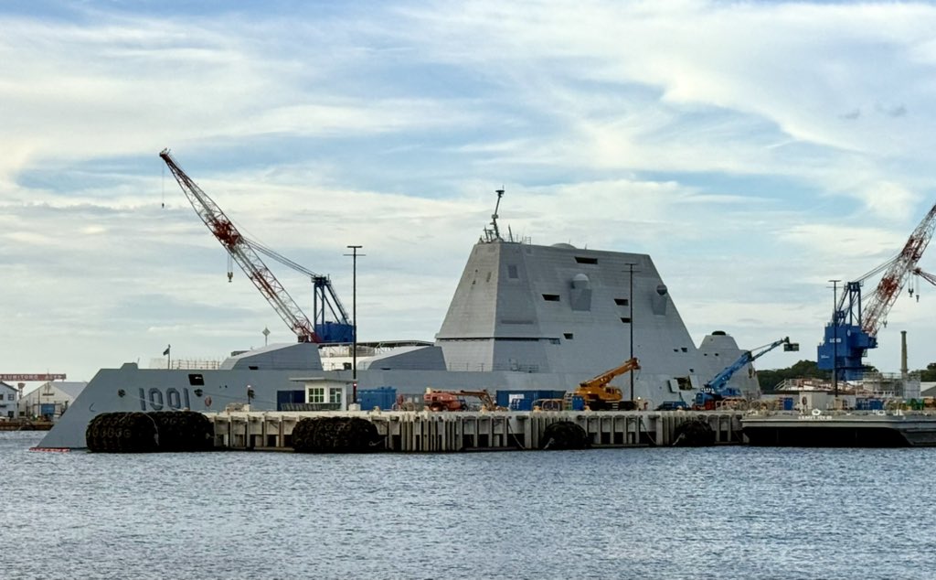 REMCAT18's tweet image. 米軍が福利厚生で基地内に建てた近代住宅ってこれ?(違w)
アンテナのヤグラなくなったからメンテ終わったんかな(^ω^)。