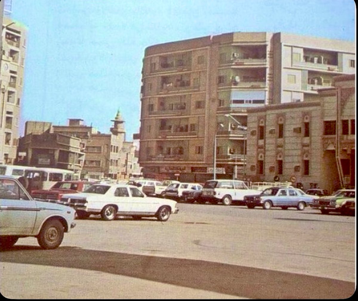 صورة من التسعينيات الهجرية لميدان الصفاة (الساعه) يوم كانت ساحة يطارد فيها الخيل ،، وتدورعليها وتوقف فيها السيارات وتستعرض فيها الشرطة من وسعها وزينها …
#ذكريات_الرياض_القديمة