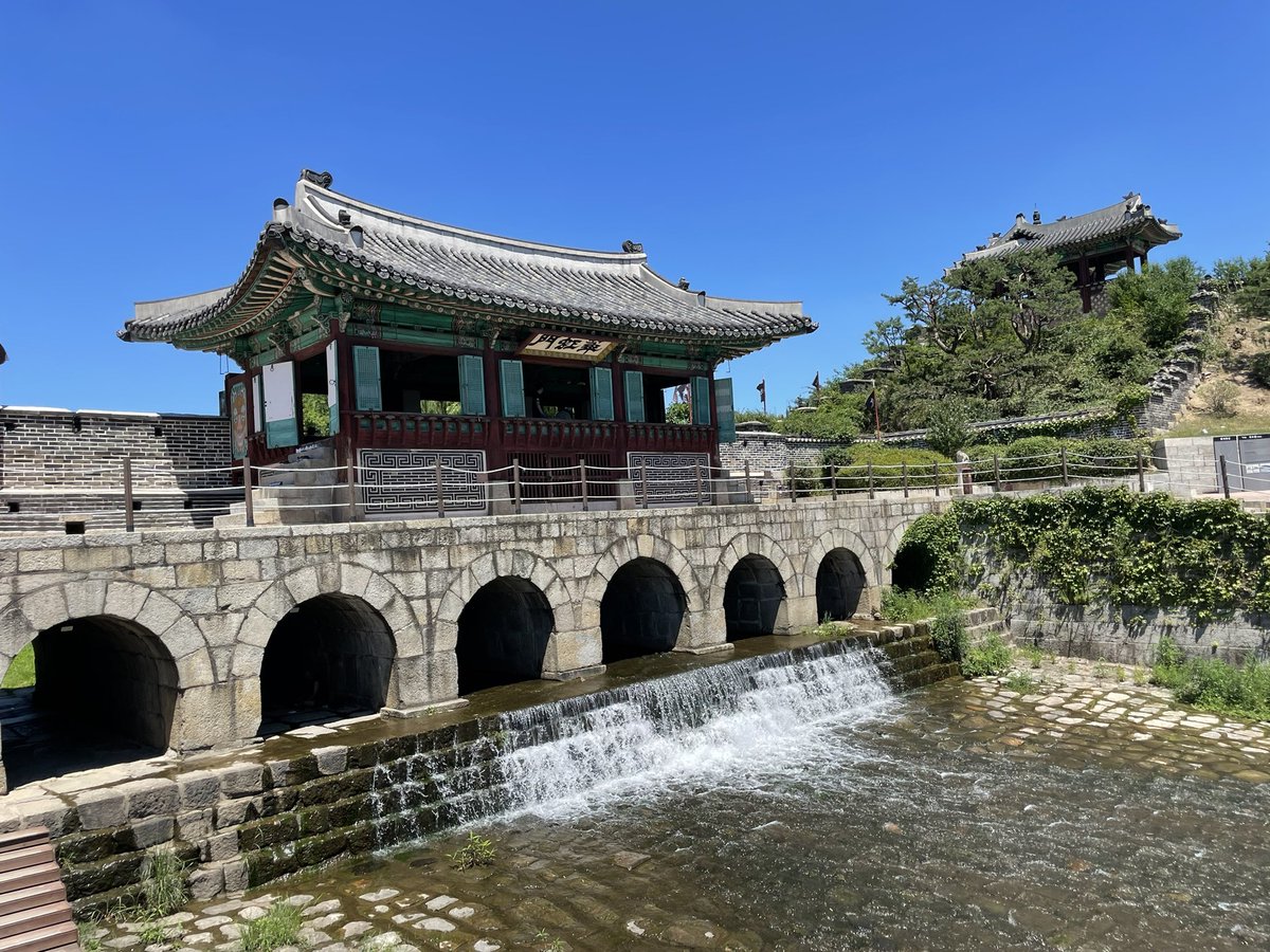 omatagi3's tweet image. KOF96の韓国ステージのモデルとなった、水原華城の「華虹門」に行ってきました！

実際の門の下は川なので入れませんが、門の中には入れます。