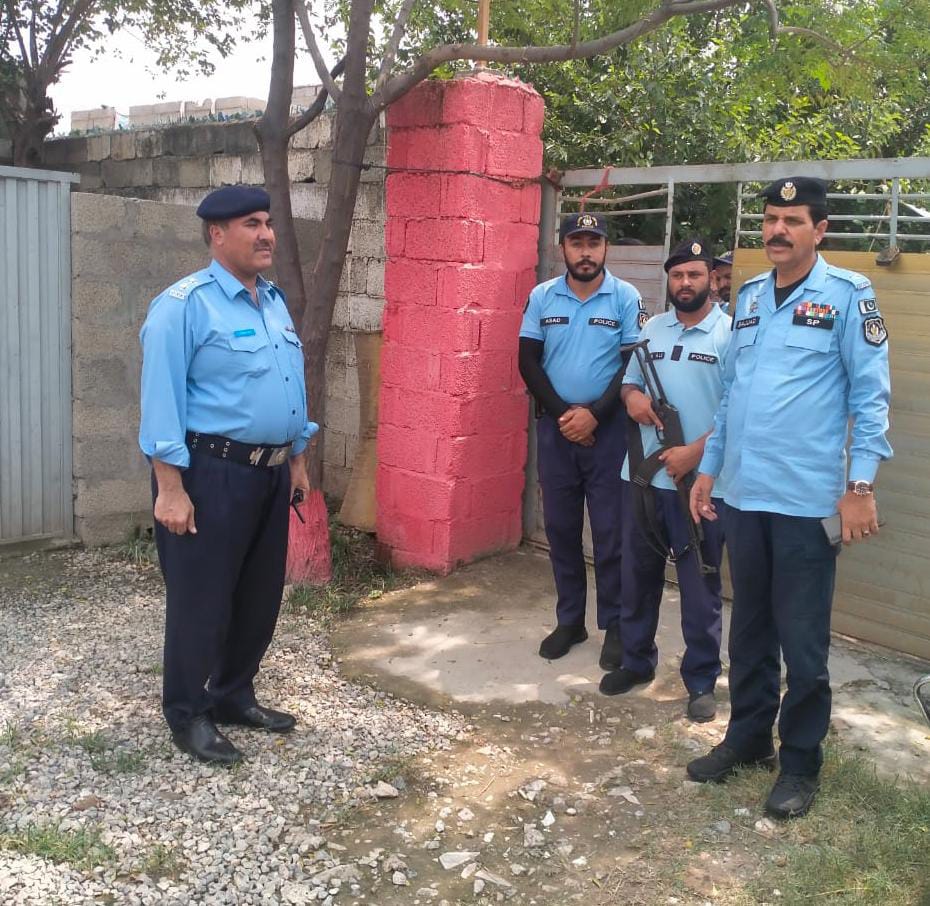 ICT_Police's tweet image. اسلام آباد پولیس مسیحی عبادت گاہوں کی سکیورٹی کے لیے مکمل الرٹ ہے۔
ایس پی انڈسٹریل ایریا سید سجاد حیدر بخاری نے چرچز پر سکیورٹی ڈیوٹی انجام دینے والے افسران کو بریفنگ دی اور انتظامات کا جائزہ لیا۔ پولیس افسران شہریوں کے تحفظ اور پُرامن ماحول کی فراہمی کے لیے چرچز کے باہر الرٹ…