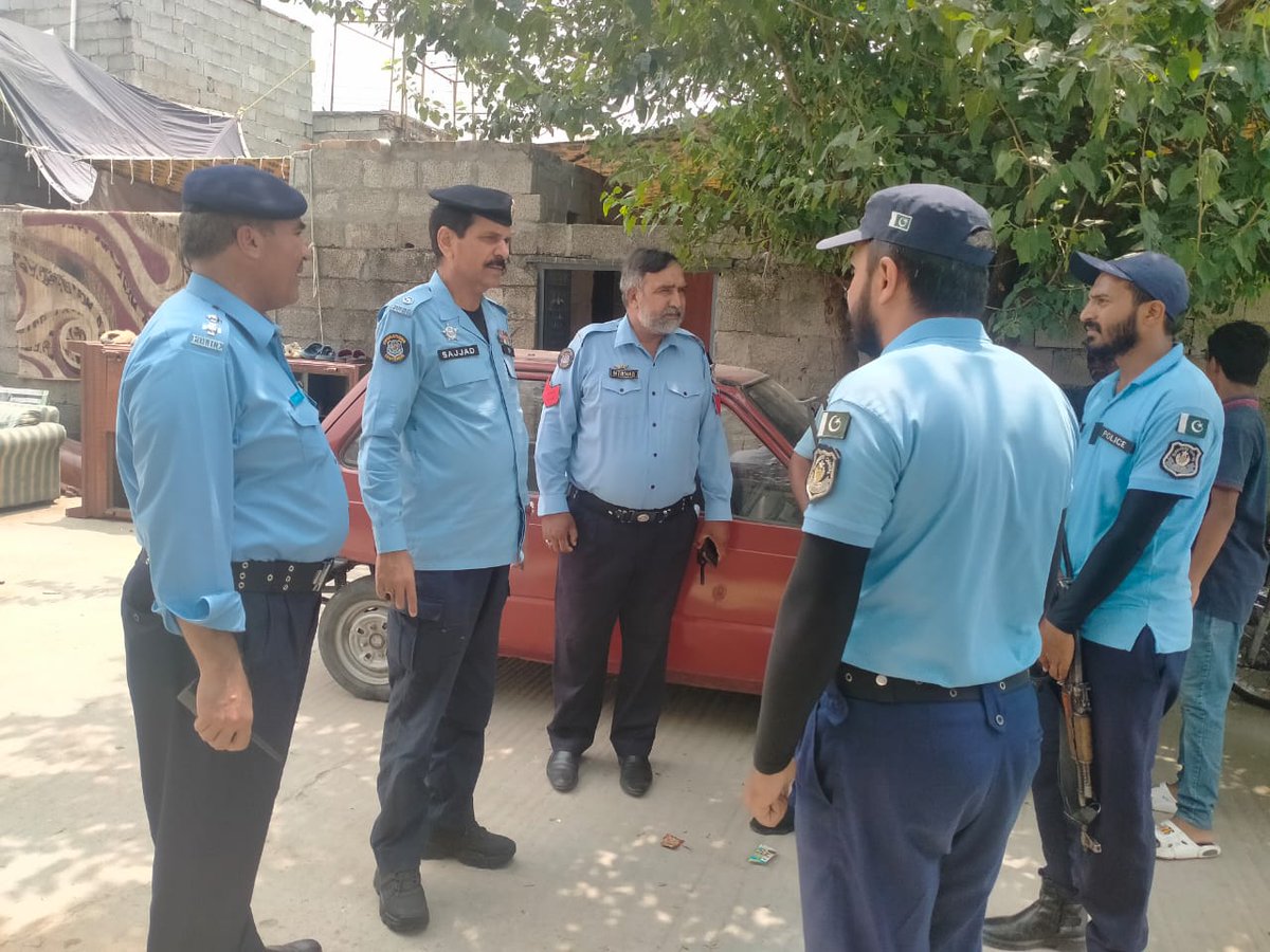 ICT_Police's tweet image. اسلام آباد پولیس مسیحی عبادت گاہوں کی سکیورٹی کے لیے مکمل الرٹ ہے۔
ایس پی انڈسٹریل ایریا سید سجاد حیدر بخاری نے چرچز پر سکیورٹی ڈیوٹی انجام دینے والے افسران کو بریفنگ دی اور انتظامات کا جائزہ لیا۔ پولیس افسران شہریوں کے تحفظ اور پُرامن ماحول کی فراہمی کے لیے چرچز کے باہر الرٹ…