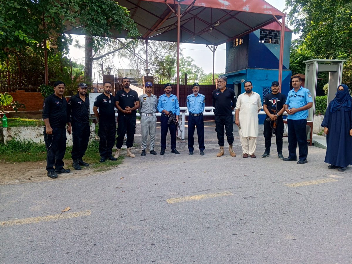 ICT_Police's tweet image. اسلام آباد پولیس مسیحی عبادت گاہوں کی سکیورٹی کے لیے مکمل الرٹ ہے۔
ایس پی انڈسٹریل ایریا سید سجاد حیدر بخاری نے چرچز پر سکیورٹی ڈیوٹی انجام دینے والے افسران کو بریفنگ دی اور انتظامات کا جائزہ لیا۔ پولیس افسران شہریوں کے تحفظ اور پُرامن ماحول کی فراہمی کے لیے چرچز کے باہر الرٹ…