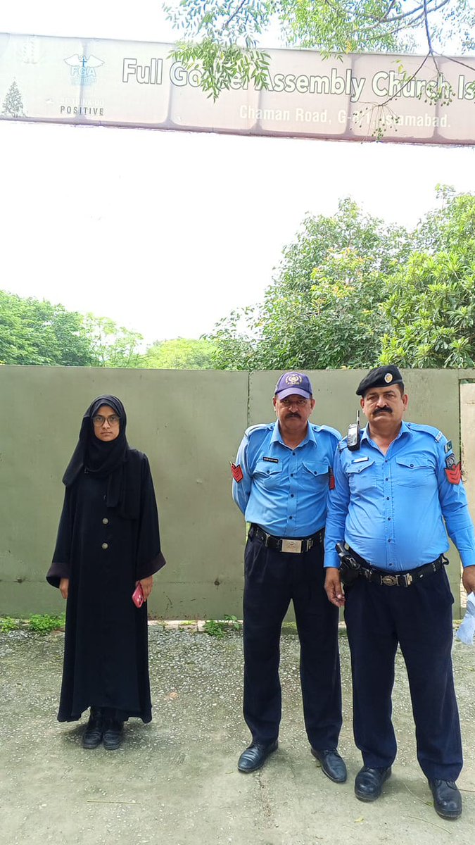 ICT_Police's tweet image. اسلام آباد پولیس مسیحی عبادت گاہوں کی سکیورٹی کے لیے مکمل الرٹ ہے۔
ایس پی انڈسٹریل ایریا سید سجاد حیدر بخاری نے چرچز پر سکیورٹی ڈیوٹی انجام دینے والے افسران کو بریفنگ دی اور انتظامات کا جائزہ لیا۔ پولیس افسران شہریوں کے تحفظ اور پُرامن ماحول کی فراہمی کے لیے چرچز کے باہر الرٹ…