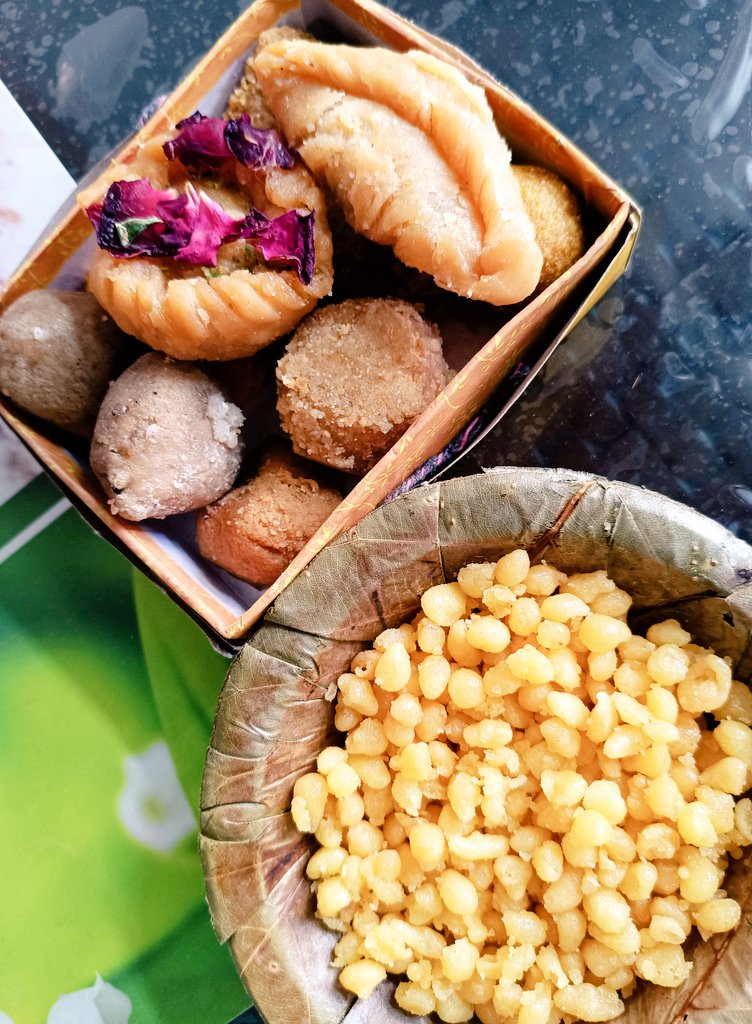 Moonlit_Euphony's tweet image. Shri Banke Bihari Mandir, Vrindavan
Prashad. It's a tiny part of the chhappan(56) bhog prasad offered to Thakur ji. Nothing can match the divine taste of this๐