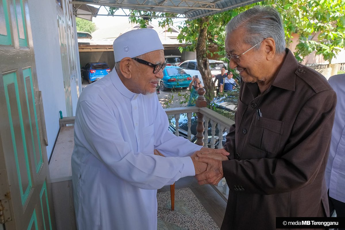 mohd_escobar's tweet image. SEMENTARA itu Mahathir Mohamad yang berusia 100 tahun masih gagahkan diri hadir ke Himpunan Turun Anwar 2025 di Kuala Lumpur, manakala Abdul Hadi Awang yang berusia 77 tahun pula tidak hadir kerana faktor kesihatan