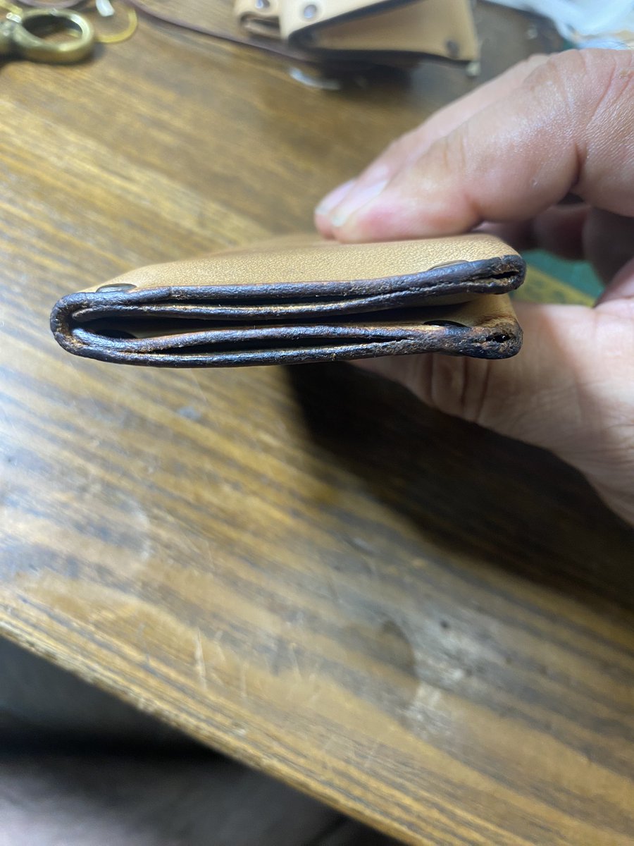 RyukyuRider's tweet image. 台風の影響で雨の沖縄

家でゴロゴロ…、しないでレザークラフトした。毎度製作してるミニマム財布。

今回は、男らしさやワイルド感あるものを作りたいと思って火で炙ってみた。

これは、はたして男らしいのか。
それとも汚らしいのか。

因みにこれ、ほんのりBBQの匂いがする。
肉食べたくなった🤣