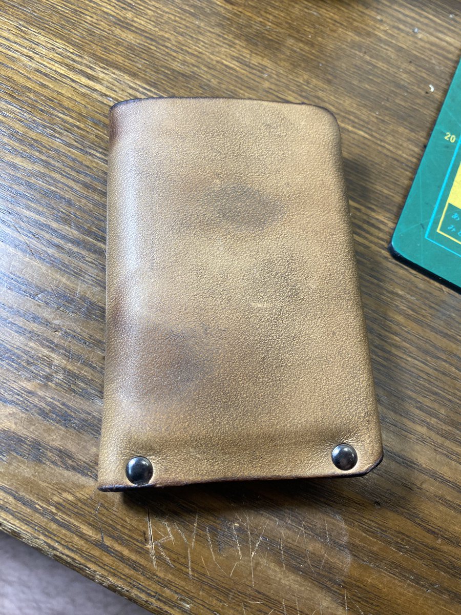 RyukyuRider's tweet image. 台風の影響で雨の沖縄

家でゴロゴロ…、しないでレザークラフトした。毎度製作してるミニマム財布。

今回は、男らしさやワイルド感あるものを作りたいと思って火で炙ってみた。

これは、はたして男らしいのか。
それとも汚らしいのか。

因みにこれ、ほんのりBBQの匂いがする。
肉食べたくなった🤣