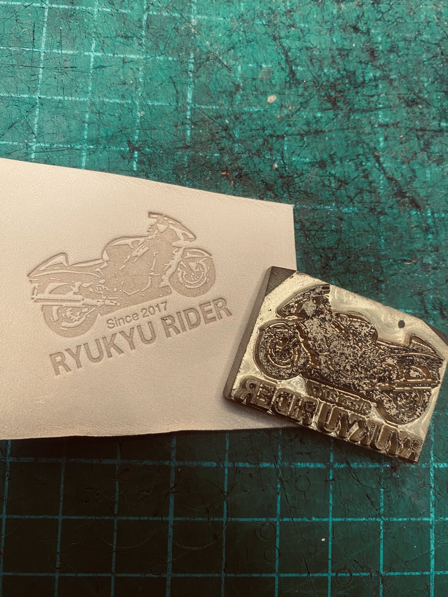 RyukyuRider's tweet image. 台風の影響で雨の沖縄

家でゴロゴロ…、しないでレザークラフトした。毎度製作してるミニマム財布。

今回は、男らしさやワイルド感あるものを作りたいと思って火で炙ってみた。

これは、はたして男らしいのか。
それとも汚らしいのか。

因みにこれ、ほんのりBBQの匂いがする。
肉食べたくなった🤣
