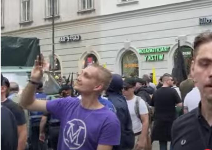 catawompus3's tweet image. Hier macht @ZieglerMV, der Verdingbub von @narimoldi und @mass_voll an der Demo der Identitären in Wien ganz ungeniert das White-Power-Zeichen und zeigt ein für alle Male unmissverständlich, zu welcher braunen Brut der unterbelichtete Zwergnazi und sein Idiotenverein gehören.