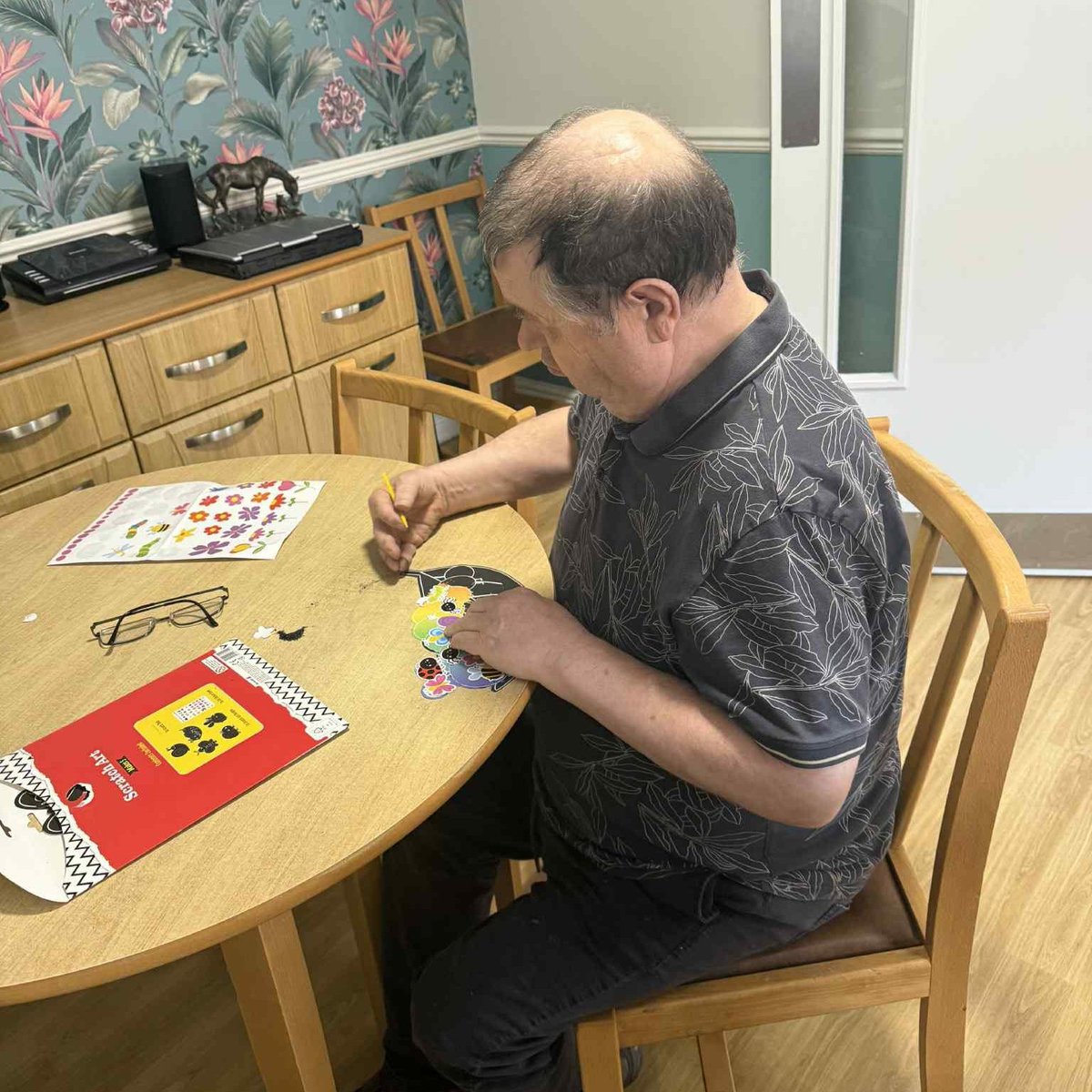 TheHICAGroup's tweet image. Paint, glue, glitter… and a whole lot of concentration! 🎨✨
The craft table at Kirkgate was a hive of creativity – brilliant work, everyone!
#HICAActivities #CreativeFun