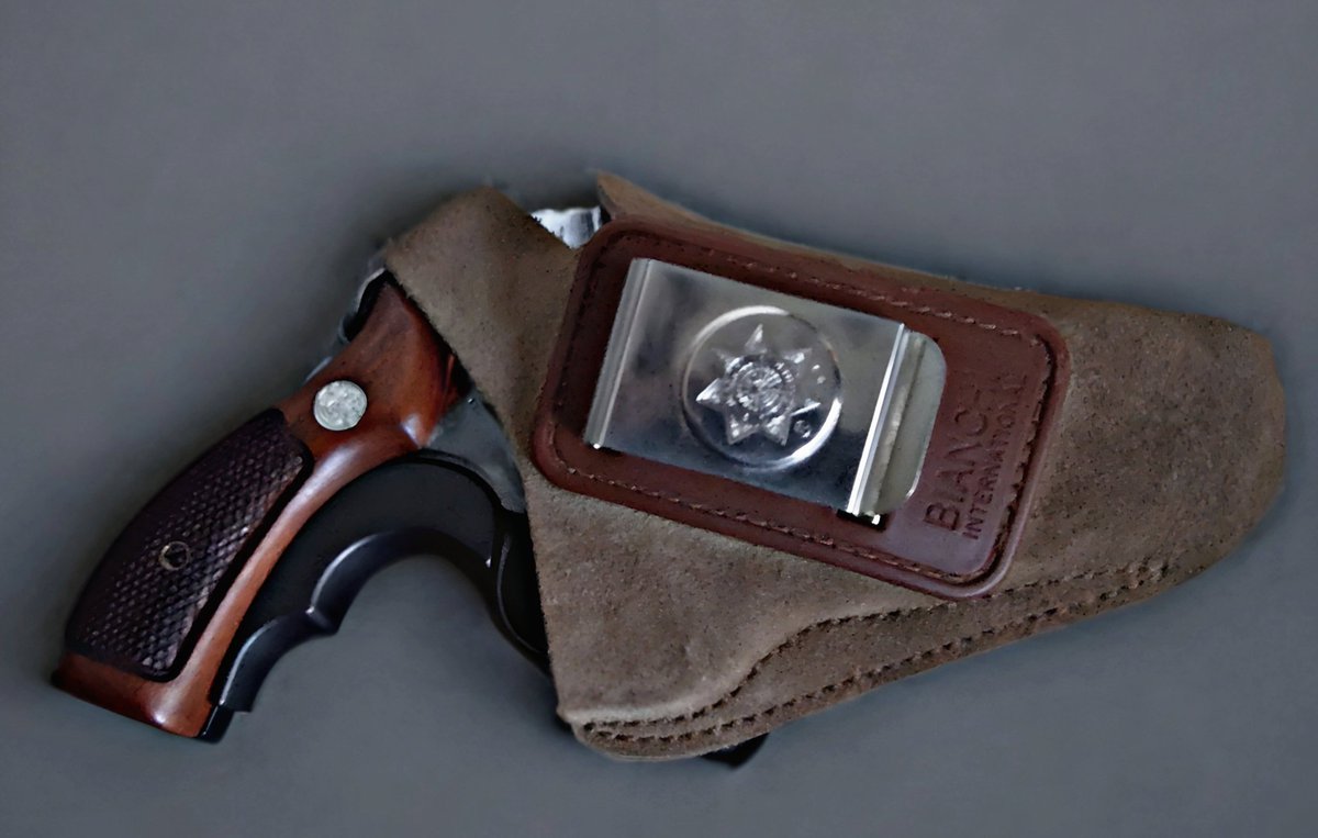マルシンのS&amp;W M10。
Wディープブラックの被膜が分厚くなったような仕上がりが素晴らしい。
セックス・ピストルズも合わせてみました。トスカーナのサラミはあげてませんw
ミスタみたいにパンツに直入れはできないのでBianchiのインサイドホルスターに納めてます。
楽しい🎶
#JoJosBizzareAdventure