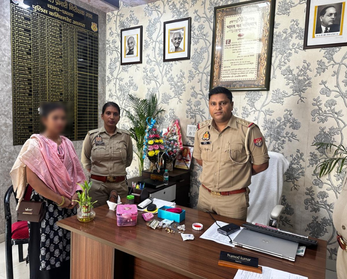 agrapolice's tweet image. दिनांक 26.07.2025 की सायं 06:30 बजे, थाना छत्ता पुलिस को गश्त के दौरान वाटर वर्क्स चौराहे पर एक लावारिस बैग मिला। पुलिस द्वारा बैग को खोलकर की गई जाँच में सोने-चाँदी के आभूषण, नकदी, कपड़े, मार्कशीट एवं एक आधार कार्ड बरामद हुआ।
आधार कार्ड में अंकित नाम व पते के आधार पर जिला…