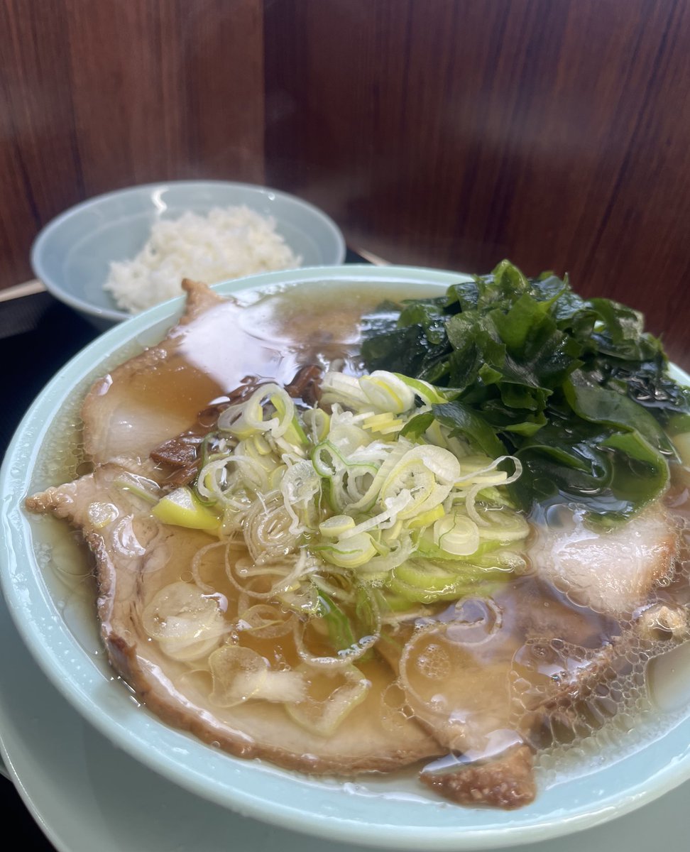 #新橋ニューともちんラーメン神保町店 
「#わかめ中華そば」
昨日繰り上げ中本したんだけど
おなかペコペコで
お家の夕飯まで我慢出来なかった😂